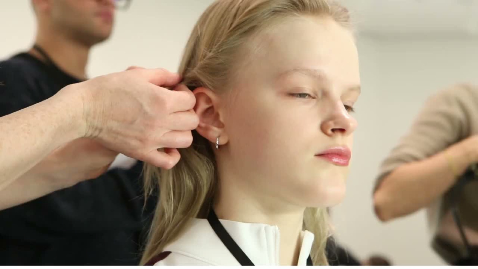Preparazione dei capelli nel backstage di Tory Burch