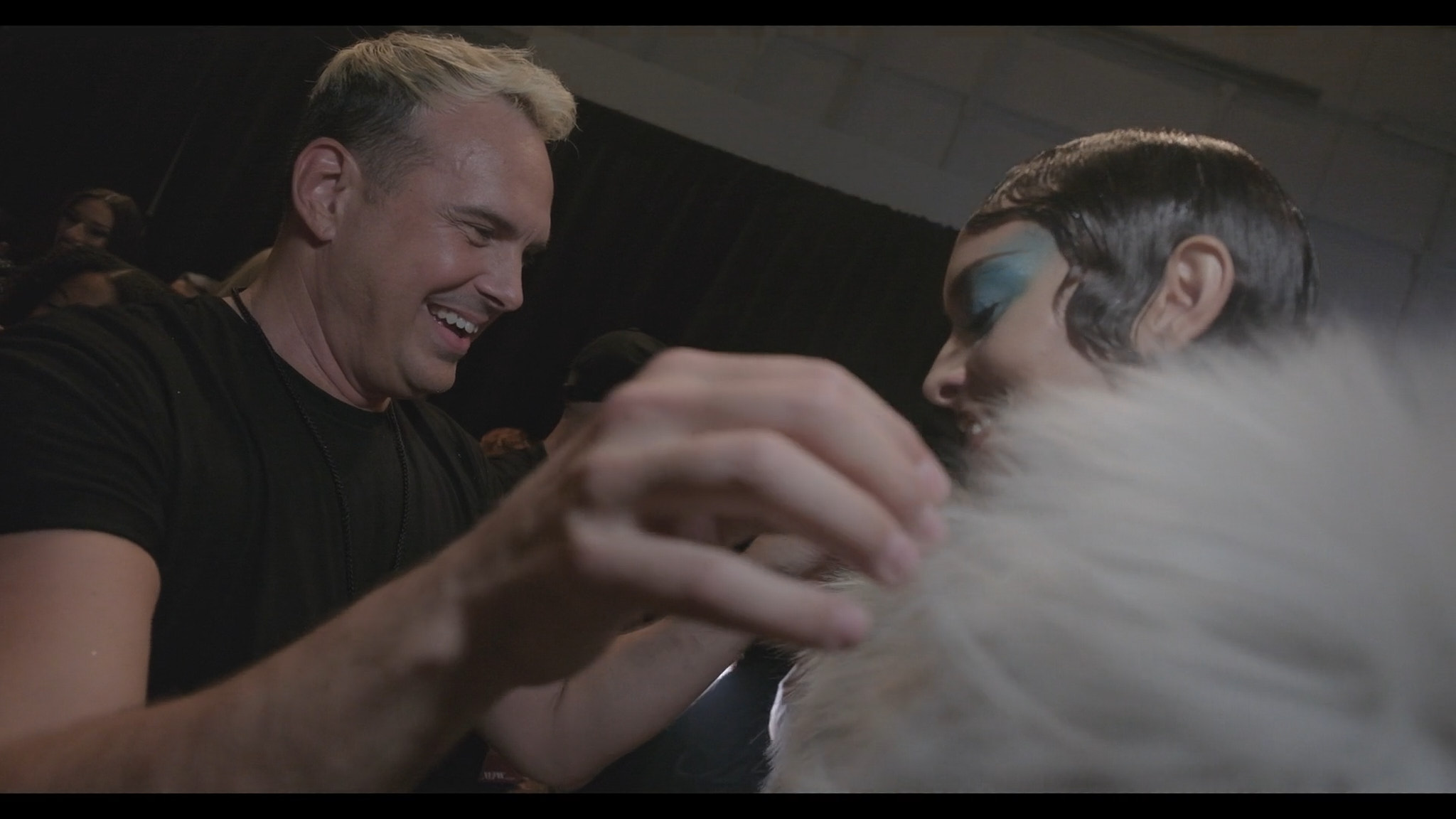 Preparazione del make-up nel backstage di The Blonds